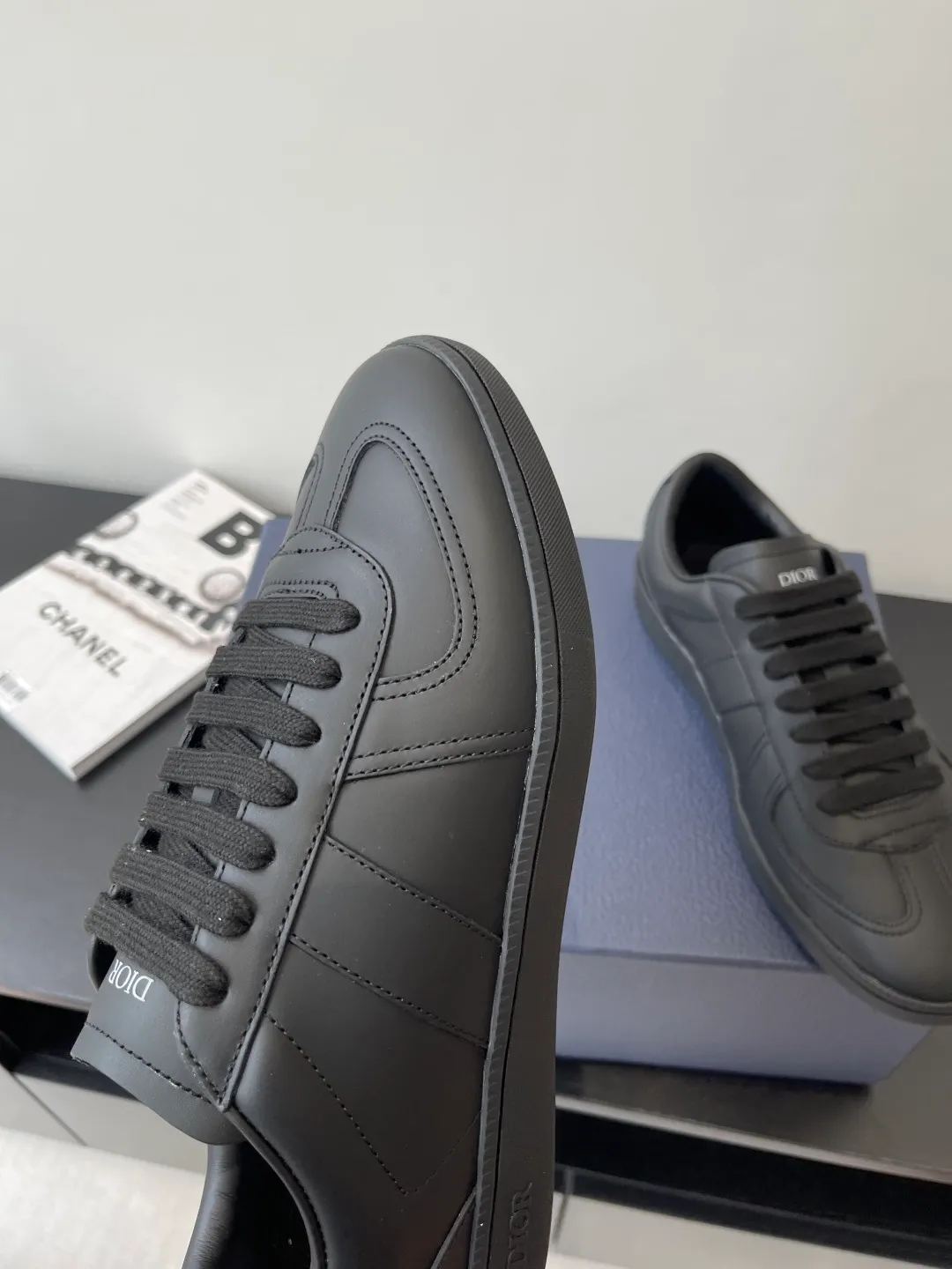 Factory price: 420💰The top version of Dior 25ss new product B01 moral training shoes. The toe size design of the couple's style is a bit wider. The upper foot comfort is perfect. The thread is beautiful. Perfectly suitable for trousers. Decorated with various classic details. It is the ideal choice for daily styling. It can be matched with various casual items to create exquisite shapes. Fabric first layer cowhide/lining sheepskin T men's shoes💰U original outsole Code number: 38-44, customized 45